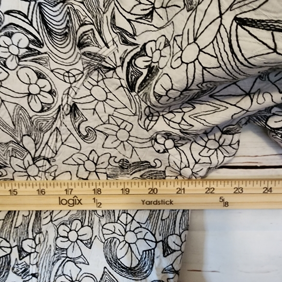 Chico's  Black & White Floral Embroidered Abstract Cotton Jacket...size 2 - Picture 6 of 9